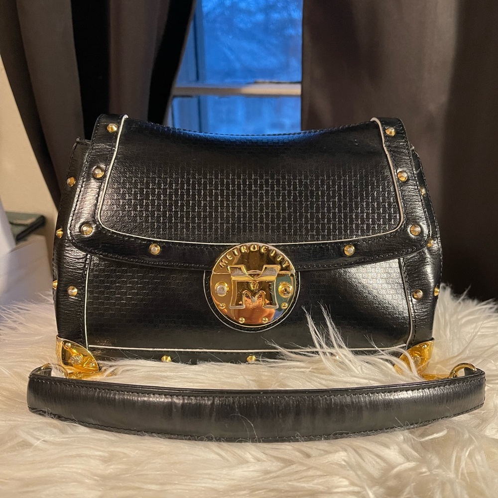 Metrocity Hand bag in Black